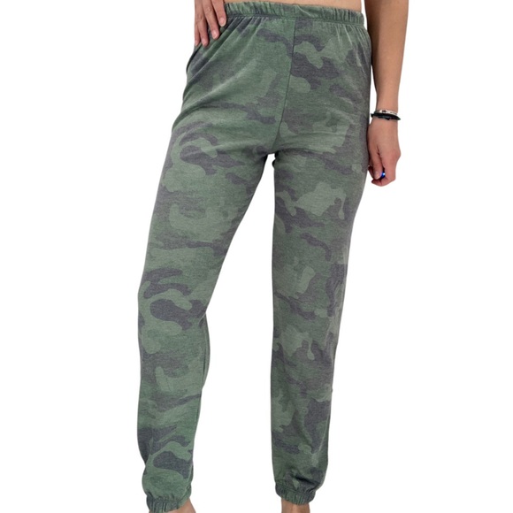NWT AR-33 Camo Joggers